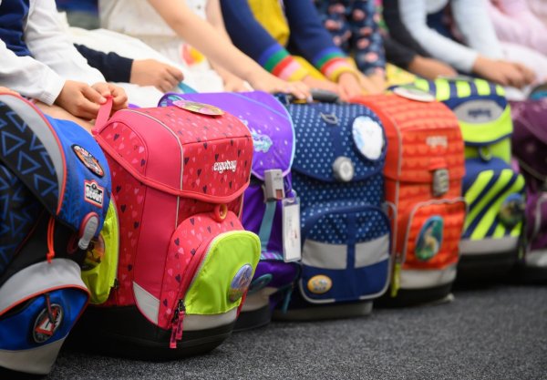 Auf ihren ersten Schulranzen sind Kinder ganz besonders stolz. Doch für Eltern ist das eine kostspielige Angelegenheit. - © Robert Michael/dpa-Zentralbild/dpa