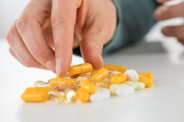 In Deutschland hergestellt? Verbraucherschützer raten bei solchen Angaben auf Nahrungsergänzungsmitteln zu Skepsis. - © Christin Klose/dpa-tmn/dpa