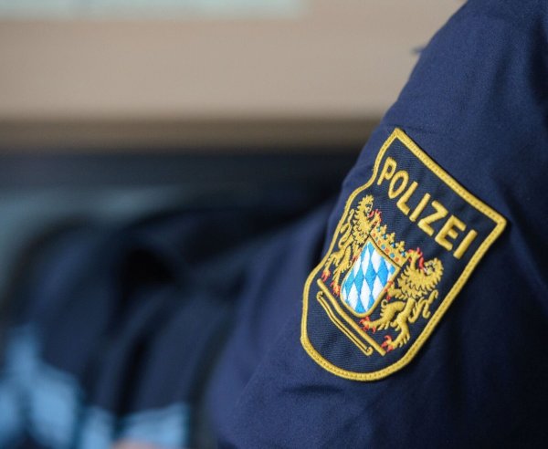 Ein Wappen der Bayerischen Polizei an einer Uniform. - © Timm Schamberger/dpa