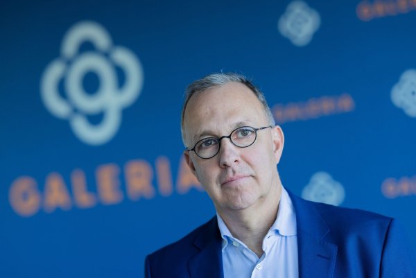 Insolvenzverwalter Stefan Denkhaus steht in der Konzernzentrale von Galeria Karstadt Kaufhof. - © Rolf Vennenbernd/dpa