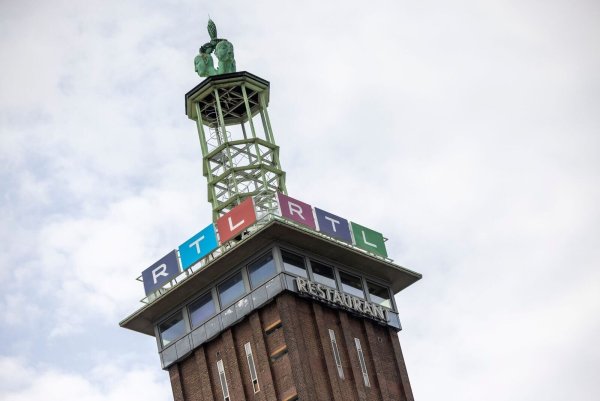 Das Logo des Privatsenders RTL ist an dem ehemaligen Messeturm vor dem Sendezentrum in Köln zu sehen. - © Thomas Banneyer/dpa