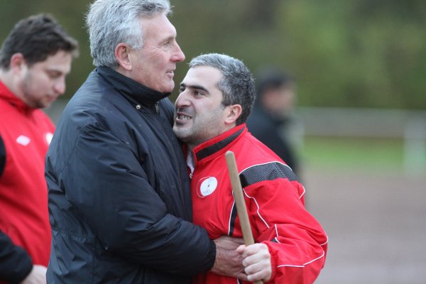Waren lange Zeit ein Herz und eine Seele: Wolfgang Wächter (links) und Ender Ünal vom TSV Horn. Die Horner führte Wächter zwischenzeitlich in die Bezirksliga. Nun hat der erfahrene Trainer beim TSV Rischenau zugesagt. - © Archiv: Jörg Hagemann