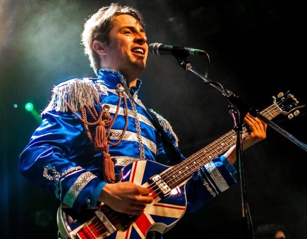 Die Musiker von „ReCartney" versprechen nicht nur musikalische Höhepunkte in modernem Klanggewand, sondern auch die passende Show drum herum. - © ReCartney