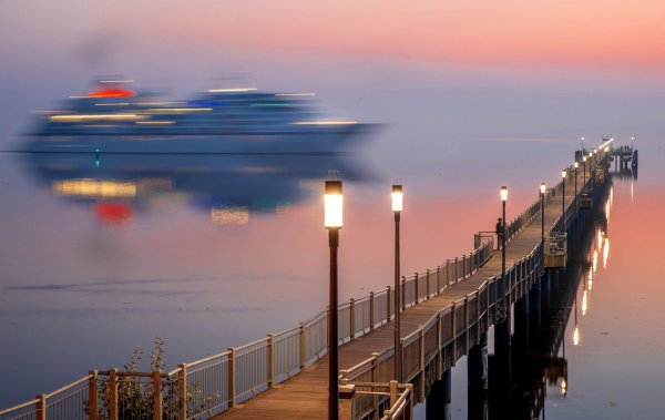 Kreuzfahrtschiff bei Wismar - © Foto: Jens Büttner/dpa-Zentralbild/dpa-tmn
