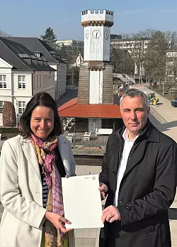 Neues Gro&szlig;projekt in der Kurstadt: Das Uhrenturmgradierwerk (im Hintergrund) wird zum reinigenden Opfergradierwerk. Regierungspr&auml;sidentin Anna Katharina B&ouml;lling &uuml;bergibt einen F&ouml;rderbescheid des Landes an B&uuml;rgermeister Dirk Tolkemitt. - &copy; Stadt Bad Salzuflen