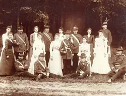 Der Thronstaat der Oerlinghauser Schützengesellschaft im Jahre 1900. König ist damals der Zieglermeister Hermann Niebuhr. Seine Königin Auguste Bracht wird später als erste Frau ins lippische Parlament gewählt. F - © Repro: Horst Biere / Quelle: Archiv Höltke