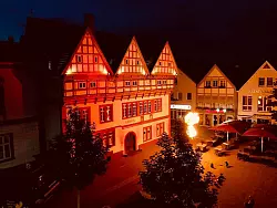 Das Rathaus in Blomberg ist eins von vielen rot beleuchteten Geb&auml;uden am Montagabend - &copy; brink-medien