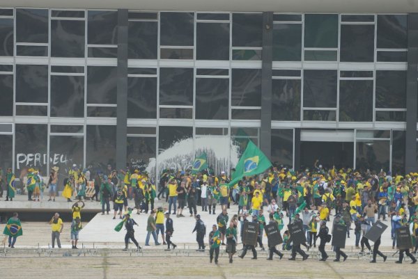 Anhänger des ehemaligen brasilianischen Präsidenten Bolsonaro haben am Sonntag den offiziellen Sitz des brasilianischen Präsidenten gestürmt. - © Eraldo Peres/AP/dpa
