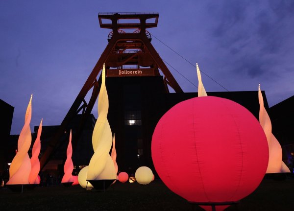Besucher schauen sich die Lichtinstallation «Illuminist» an. - © Roland Weihrauch/dpa/Archivbild
