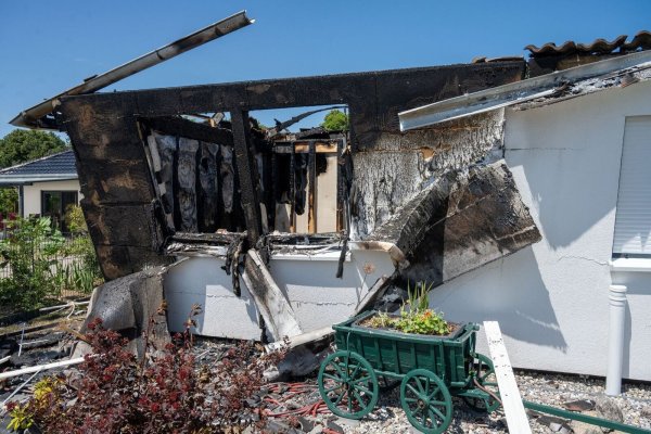 Das Haus wurde durch den Brand so stark beschädigt, dass Teile des Gebäudes eingestürzt sind. - © Stefan Sauer/dpa