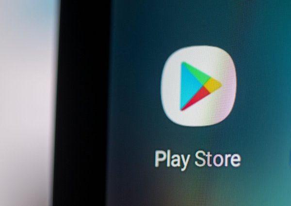 Auf dem Bildschirm eines Smartphones sieht man das Logo der App Play Store des US-amerikanischen Unternehmens Google. - © Fabian Sommer/dpa