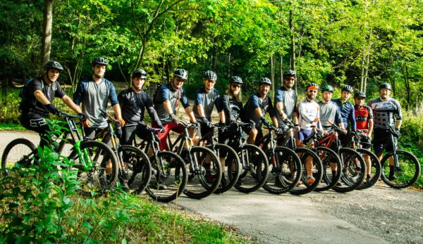 Stehen in den Startlöchern: Die neugegründete TV Lemgo Mountainbike-Truppe bei ihrer ersten gemeinsamen Tour. Mit dabei Trainer Dennis Helms (vierter von rechts) und Johannes Herden (sechster von rechts). - © Tom Lienekampf