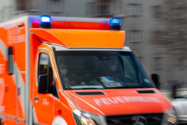 Ein Rettungswagen der Feuerwehr fährt auf einer Straße. - © Fernando Gutierrez-Juarez/dpa/Symbolbild