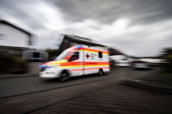 Ein Rettungswagen fährt über die Straße. - © Boris Roessler/dpa/Symbolbild