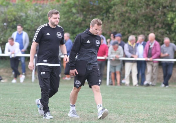 Der Abgang steht bevor: Matthias Wölk (rechts) zieht es im Sommer zum TBV Lemgo. SG-Torwarttrainer Robert Maros (links) ging zu Saisonbeginn vom TBV nach Hörstmar. - © Archiv: Sebastian Lucas
