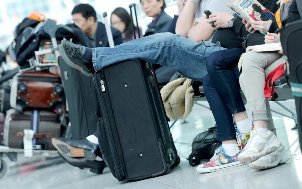 Wartende Passagiere am Flughafen München - © Foto: Tobias Hase