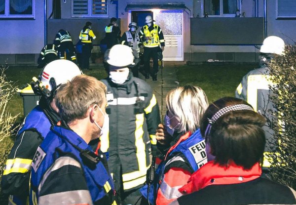 Die Detmolder Feuerwehr hat am Donnerstagabend einen Mann rechtzeitig aus einer verrauchten Wohnung gerettet. - © Feuerwehr Detmold