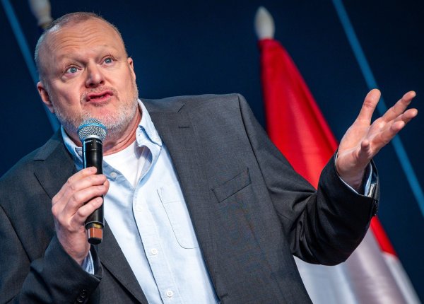 Stefan Raab geht mit einem neuen Projekt an den Start - in der kommenden Woche gleich zwei Mal. (Archivbild) - © Jens Büttner/dpa