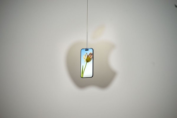 Das schlankere iPhone Air zeigt, wohin die Reise bei Apples Smartphones geht. - © Andrej Sokolow/dpa