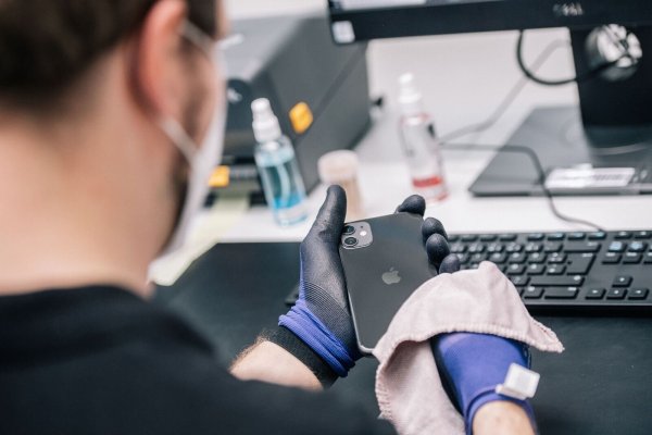 Zum Standard gehört, dass Refurbished-Smartphones ausführlich getestet und defekte Teile ersetzt werden. - © Zacharie Scheurer/dpa-tmn