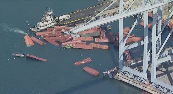 Noch steht die Ursache für den Unfall nicht fest. In Medienberichten hieß es, der Frachter habe Schlagseite bekommen. - © Uncredited/KABC-TV/AP/dpa