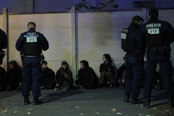 Dutzende Menschen wurden in Paris festgenommen. - © Thibault Camus/AP/dpa