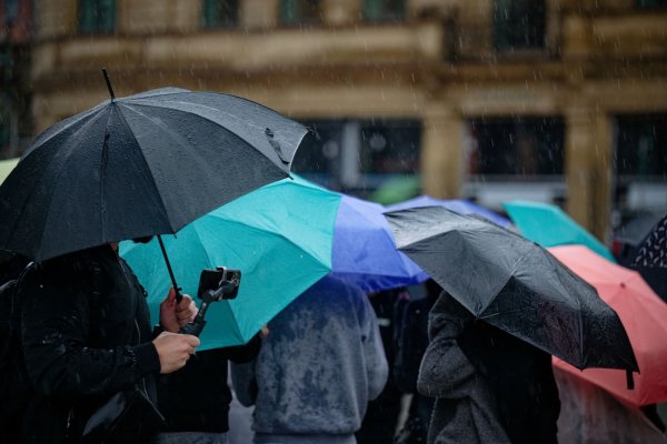Immer wieder soll es in Nordrhein-Westfalen nass werden. (Symbolbild) - © Henning Kaiser/dpa