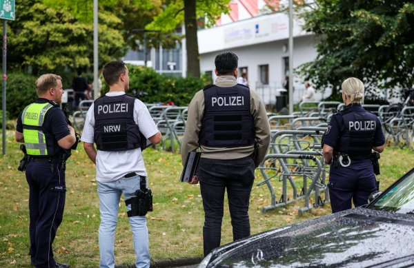 Nach dem Messer-Angriff an einem Essener Berufskolleg erörtert der nordrhein-westfälische Landtag die Hintergründe. (Archivbild) - © Christoph Reichwein/dpa