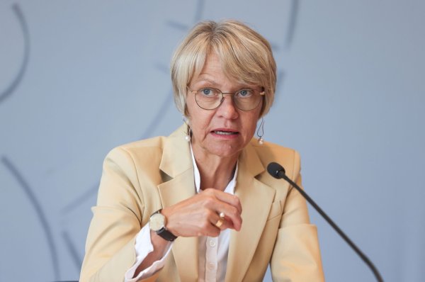 Auch die nordrhein-westfälische Schulministerin regt der Fall einer seit fast 16 Jahren krankgeschriebenen Lehrerin auf. (Archivbild) - © Oliver Berg/dpa