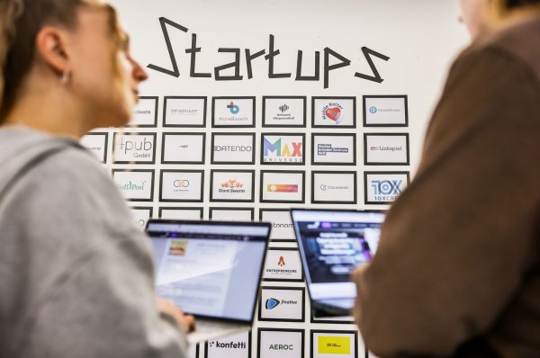 Viel Unsicherheit: Die Konjunkturflaute erfasst auch Start-ups. (Archivbild) - © Oliver Berg/dpa