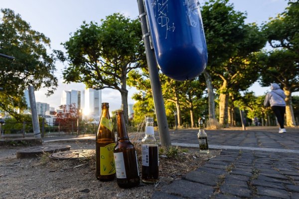 Leere Bier- und Limonadenflaschen gehören in Deutschland zunehmend zum Stadtbild. (Archivbild) - © Hannes P. Albert/dpa