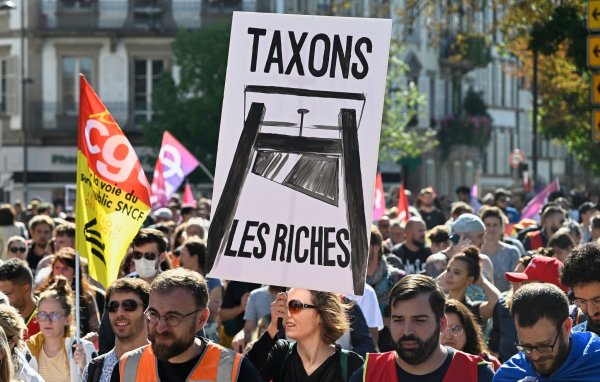 Landesweit fanden heute in Frankreich Kundgebungen und Protestaktionen statt. - © Pascal Bastien/AP/dpa