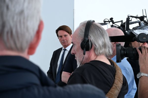 Der ehemalige Regierungssprecher Béla Anda (Mitte) macht künftig Öffentlichkeitsarbeit für die in Hamburg vor Gericht stehende Unternehmerin Christina Block. (Archivbild) - © Wolf von Dewitz/dpa