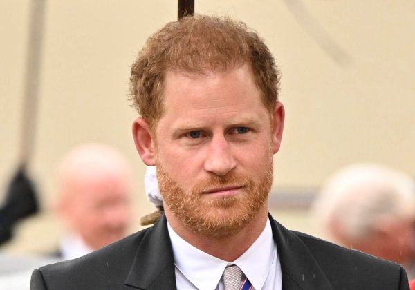 Seit etwa eineinhalb Jahren sollen sich Prinz Harry und sein Vater Charles III. nicht mehr gesehen haben. (Archivfoto) - © Andy Stenning/AP/dpa
