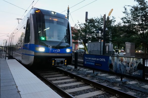 In einer Stadtbahn in den USA kam es zu einem tödlichen Angriff auf eine junge Frau. (Symbolbild) - © Erik Verduzco/AP/dpa