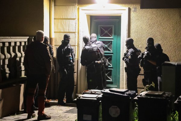 Polizisten haben in Wuppertal einen mutmaßlichen Schleuser verhaftet. - © Gianni Gattus/dpa