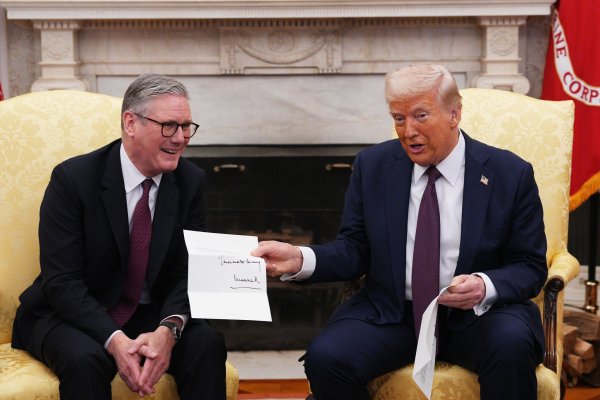 Der britische Premier Starmer überreichte US-Präsident Trump die Einladung zum Staatsbesuch bei einem Besuch im Weißen Haus. (Archivfoto) - © Carl Court/PA Wire/dpa