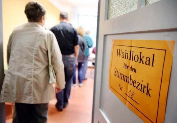 Bürger stehen vor der Stimmabgabe an. - © picture alliance / dpa