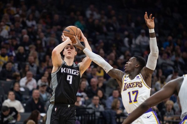 Dennis Schröder (r) von den Los Angeles Lakers versucht Sacramentos Kevin Huerter zu blocken. - © José Luis Villegas/AP/dpa