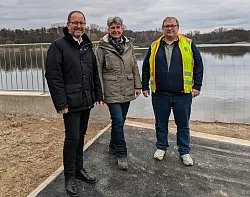Freuen sich über die Öffnung der Wege am Norderteich: (von links) Verbandsvorsteher Jörg Düning-Gast, Susanne Hoffmann (Kommissarische Leiterin der Forstabteilung) sowie Jörg Strey (Projektleiter von Kögel Bau, Bad Oeynhausen). - © LVL