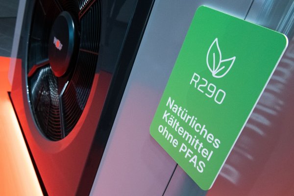 Einige namhafte Hersteller von Wärmepumpen nutzen das natürliche Kältemittel R290. - © Franziska Gabbert/dpa-tmn
