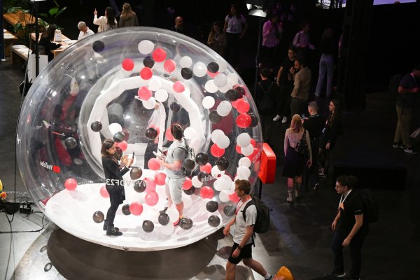 Besucher gehen bei den Videodays an einer Blase mit Luftballons vorbei. - © Federico Gambarini/dpa