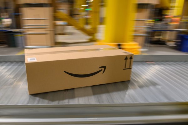 Paket auf einem Förderband im einem Amazon-Logistikzentrum. - © Klaus-Dietmar Gabbert/dpa