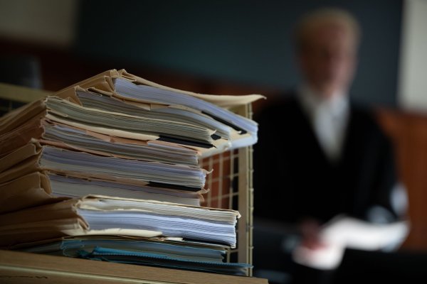 Prozessakten im Gerichtssaal. - © Sebastian Christoph Gollnow/dpa