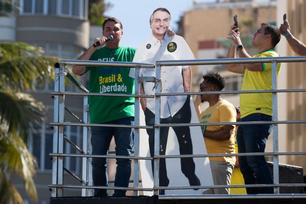 Flavio Bolsonaro stellte seinen Vater über Lautsprecher kurz zu den Demonstrierenden durch. - © Bruna Prado/AP/dpa