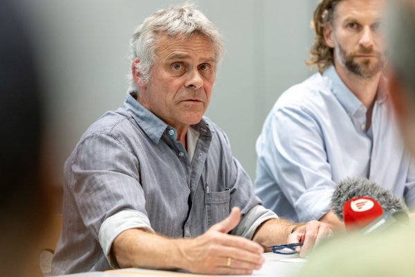 Der Direktor des Nürnberger Tiergartens, Dag Encke, hat nach der Tötung von Pavianen Morddrohungen erhalten. Rechts neben ihm sitzt sein Stellvertreter Jörg Beckmann. (Archivbild) - © Daniel Karmann/dpa