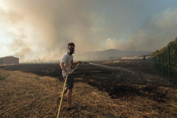 Das Feuer in Südfrankreich breitete sich rapide aus. - © Idriss Bigou-Gilles/AFP/dpa
