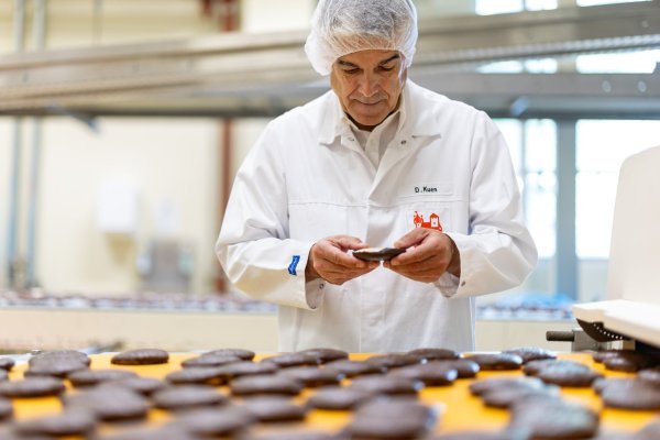 Schon bald kommen die ersten Lebkuchen, Stollen und Zimtsterne in den Handel. - © Daniel Karmann/dpa