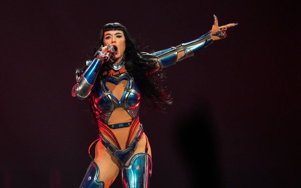 Beim medizinischen Notfall eines Fans hat Popstar Katy Perry umsichtig reagiert. (Archivbild) - © Chris Pizzello/Invision/AP/dpa
