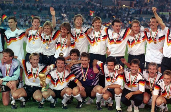 Die Weltmeister von 1990: Während Rudi Völler im Finale gegen Argentinien durchspielte, war dem Ersatzspieler Frank Mill ein Einsatz nicht vorbehalten. - © picture-alliance / dpa
